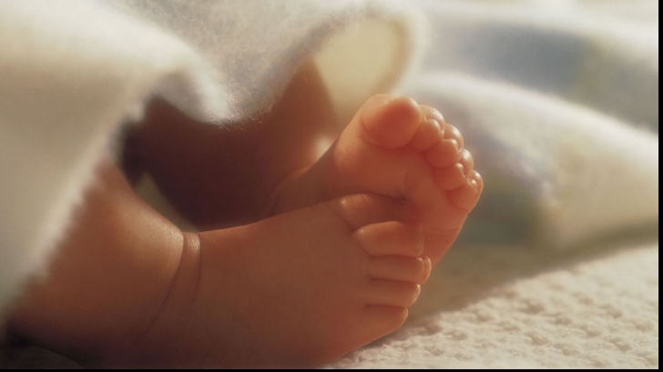 Mărturia halucinantă a tatălui unui bebeluș internat cu infecție: Am așteptat o oră ambulanța!