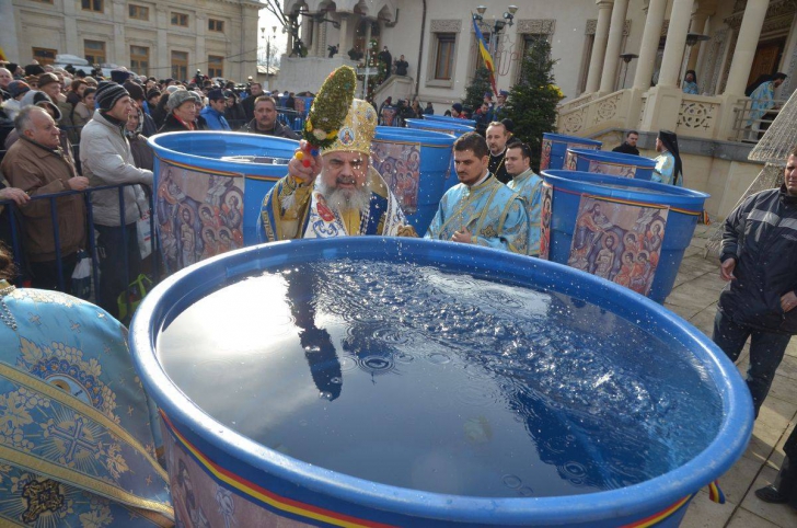 Creștinii ortodocși prăznuiesc Botezul Domnului. Tradiţii, obiceiuri şi superstiţii de Bobotează
