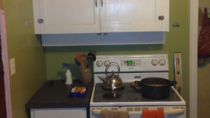 Descoperire macabră &icirc;n peretele de la bucătărie. Au &icirc;ngheţat c&acirc;nd au dat dulapurile jos