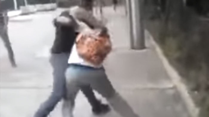 Un bătăuș se ia de un puști de pe stradă și regretă instantaneu. Ce a urmat l-a șocat: VIDEO