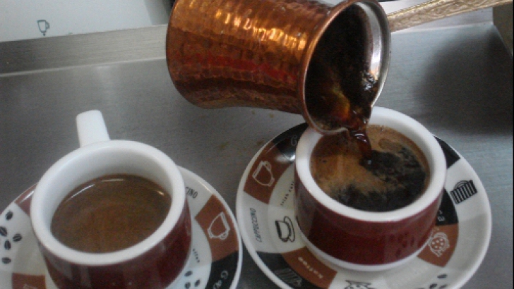 Cum se prepară adevărata cafea turcească la ibric