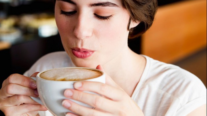 Motiv de îngrijorare pentru femei: ce efect are consumul excesiv de cafea asupra bustului