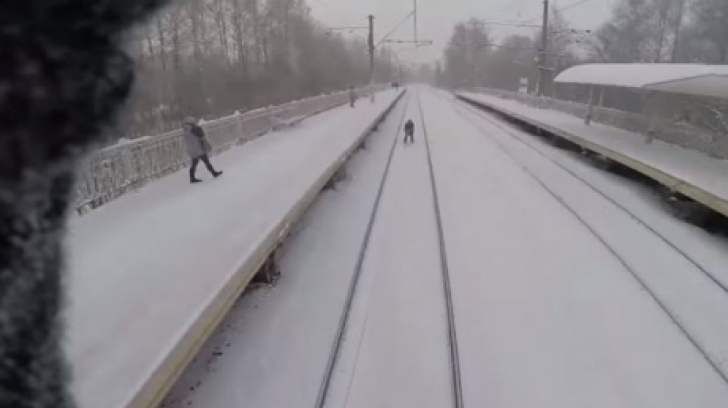 Viral pe internet: un rus s-a legat de un tren ca să schieze. Ce a urmat e teribil - VIDEO