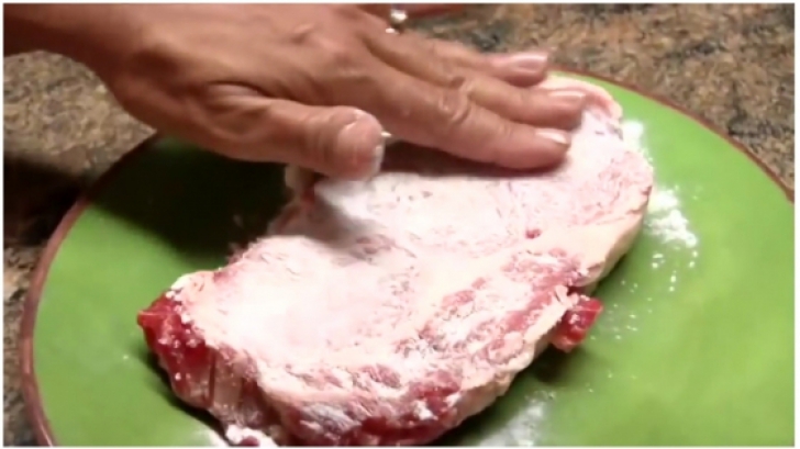 Aplică bicarbonat de sodiu pe carnea crudă. Trucul va schimba total modul de preparare al fripturii