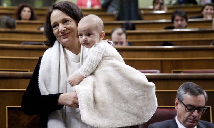 Scandal în Parlamentul spanion după ce un deputat şi-a alăptat bebeluşul în plen