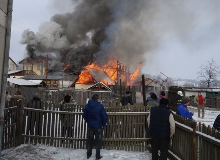Incendiu violent la o casă de copii din Neamţ. 21 de copii şi 10 îngrijitoare, evacuaţi