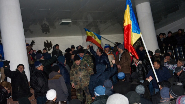 Protest antiguvernamental la Chişinău. Majoritatea parlamentară va analiza varianta anticipatelor
