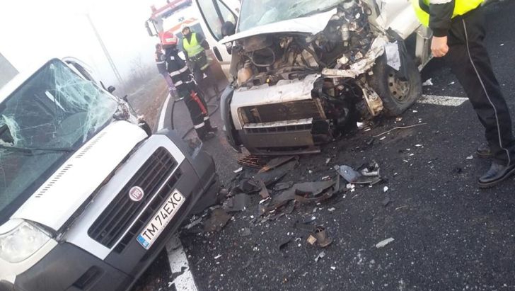 Accident grav lângă Timişoara: un microbuz şi o camionetă s-au lovit frontal