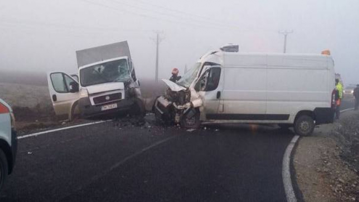 Accident grav lângă Timişoara: un microbuz şi o camionetă s-au lovit frontal