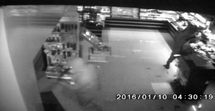 Furt ca-n filme la Constanţa! În două minute, patru indivizi au furat de aproape 100.000 de lei