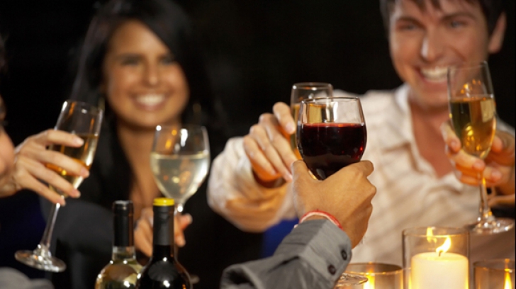Oamenii care consumă moderat alcool, mai sănătoşi decât abstinenţii
