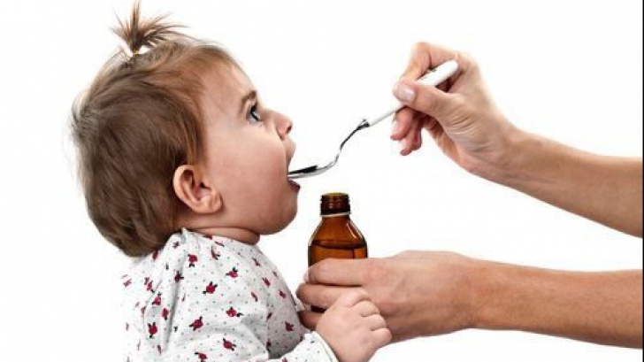 Îi dai pastile de răceală copilului? Mare atenție! Ce recomandă medicii