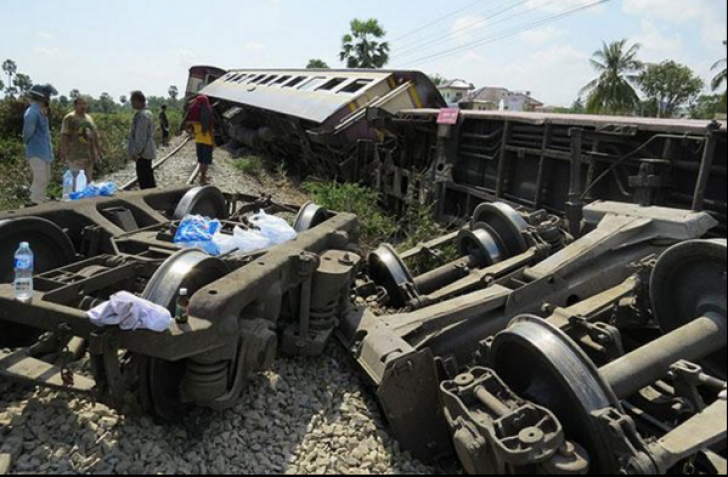 Tren deraiat, după ce s-a ciocnit cu un camion. Cel puțin 5 morți și 30 de răniți