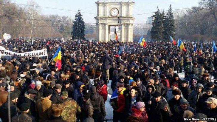 Protest antiguvernamental la Chişinău. Majoritatea parlamentară va analiza varianta anticipatelor