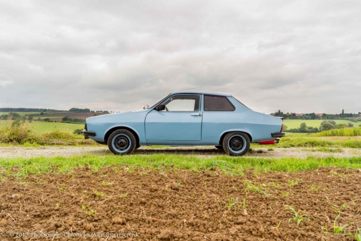 Incredibil! Dacia a făcut prima maşină din lume cu parbriz şi în spate
