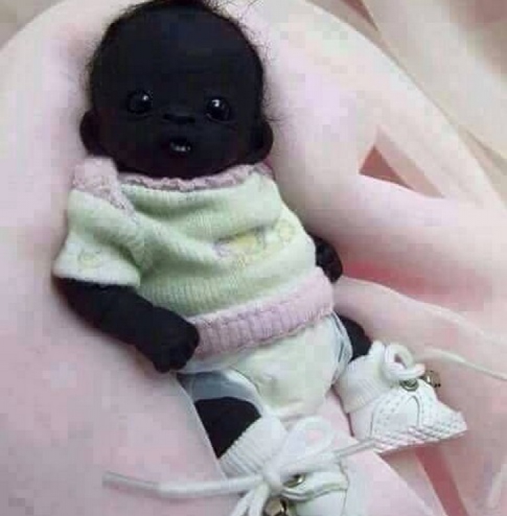 S-a născut cel mai negru bebeluș din lume. ”E negru ca păcura”
