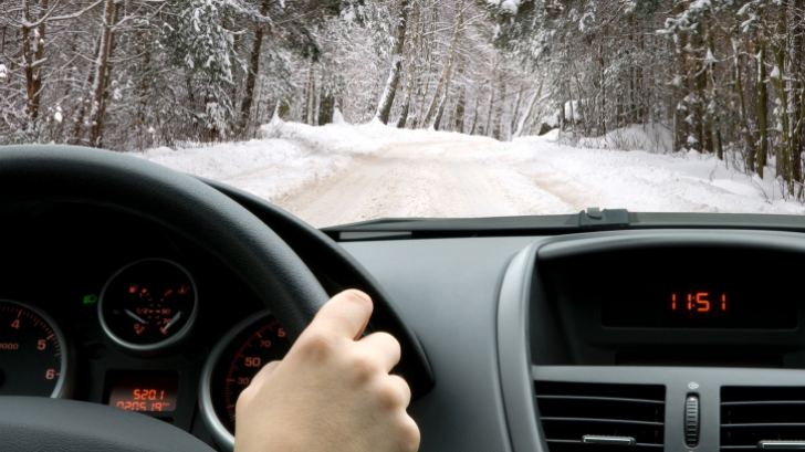 5 lucruri pe care să nu le faci la volan când conduci pe polei şi gheaţă