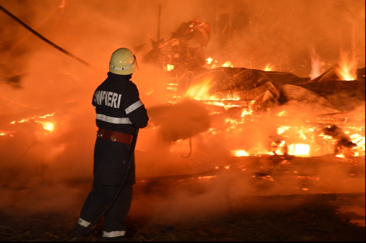 Incendiu devastator în Neamț. O fabrică de lemne a ars din temelii