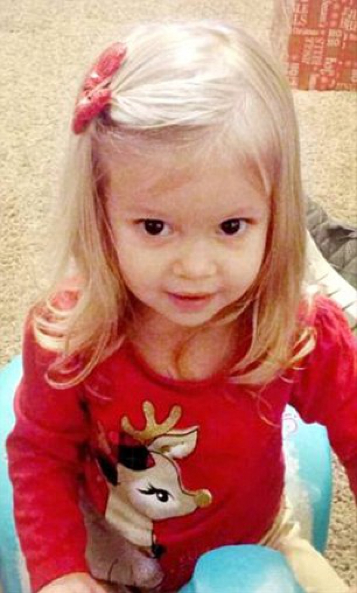 Fetiţa de 2 ani a murit după ce a înghiţit un capac de baterie (Daily Mail)