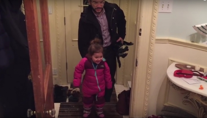Clipul devenit viral pe Internet: cum îşi descalţă acest tată fiica