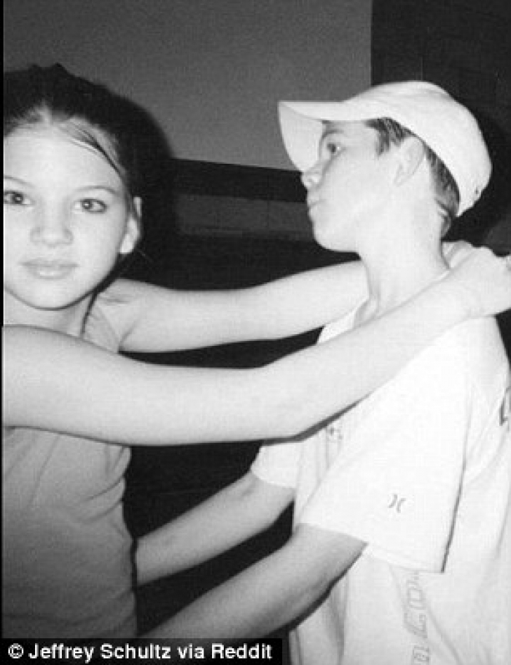 FOTOGRAFIA de la petrecerea din clasa a VI-a nu lasă să se vadă CE a URMAT. Vezi cum arată astăzi