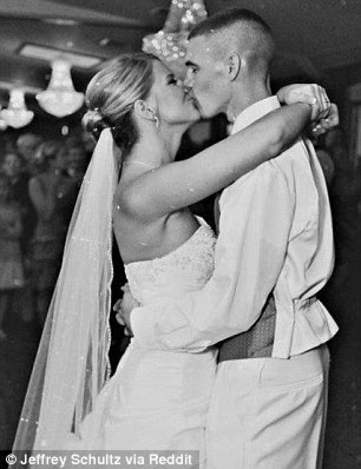 FOTOGRAFIA de la petrecerea din clasa a VI-a nu lasă să se vadă CE a URMAT. Vezi cum arată astăzi