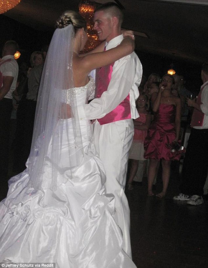 FOTOGRAFIA de la petrecerea din clasa a VI-a nu lasă să se vadă CE a URMAT. Vezi cum arată astăzi