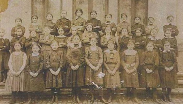Eminescu, la început de an şcolar, în 1875: Copii goi şi bolnavi, învăţători ignoranţi, rău plătiţi