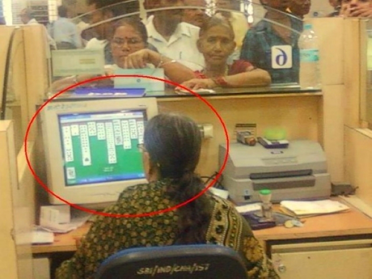 La ce se uita pe calculator o femeie-funcţionar, dintr-o instituţie publică aglomerată. E ŞOCANT