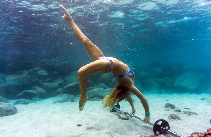 Fotografii uimitoare subacvatice. Un manechin se antrenează cu greutăţi sub apă