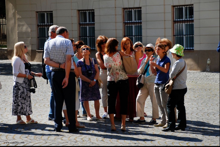 Oameni ai străzii, angajați ca ghizi turistici într-o capitală europeană