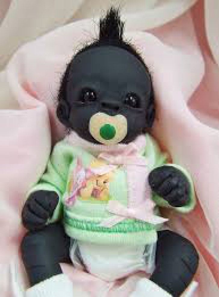 S-a născut cel mai negru bebeluș din lume. ”E negru ca păcura”
