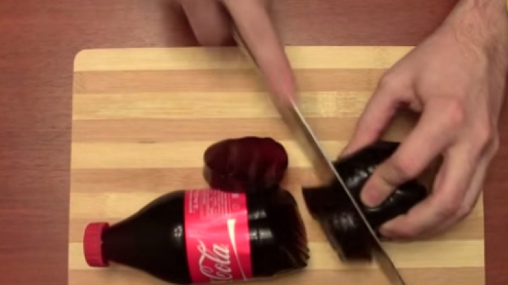 Cum e posibil aşa ceva? Trucul cu sticla de Coca-Cola care a devenit viral pe internet - VIDEO
