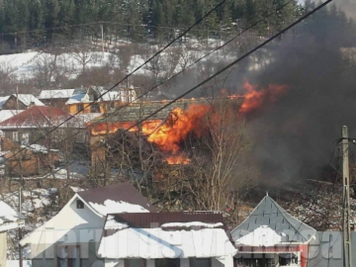 Incendiu violent în Vrancea. 7 autospeciale de pompieri, la faţa locului 