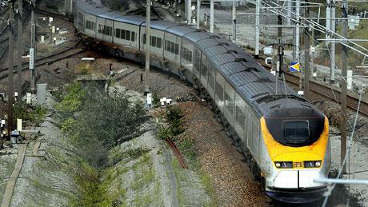 Aproximativ 700 de pasageri au rămas blocaţi opt ore, în cursul nopţii de duminică spre luni, în nordul Franţei, la bordului unui tren Eurostar care circula pe ruta Londra-Paris, după ce un incendiu a izbucnit în locomotiva de tren.