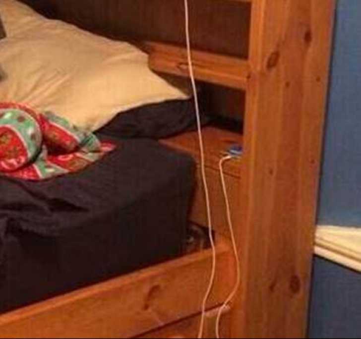 Un bărbat plecat mai mult timp de acasă a divorţat de soţia lui după ce a văzut această poză cu ea  