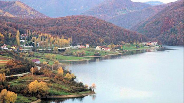 Ce se întâmplă dacă vizitezi Cinciș, lacul blestemat din România
