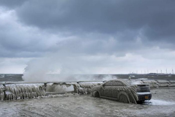 Ce s-a întâmplat când și-a parcat mașina pe malul lacului la minus 20 de grade - IMAGINI IREALE
