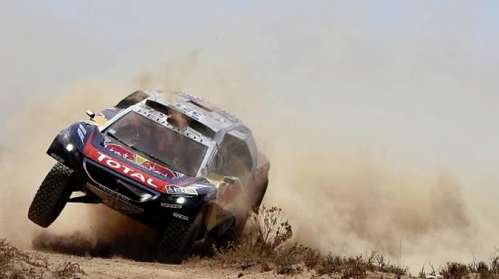 Scene tragice la raliul Dakar: un spectator al cursei, lovit din plin de o maşină
