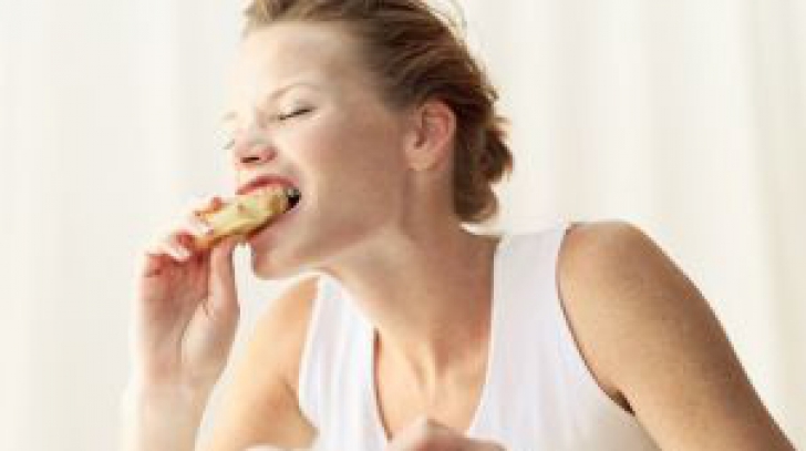 De ce femeile mănâncă mai mult în prezenţa altor femei