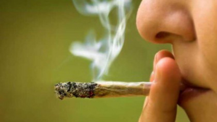 STUDIU: Câți adolescenţi fumează marijuana în România. Cifre ALARMANTE