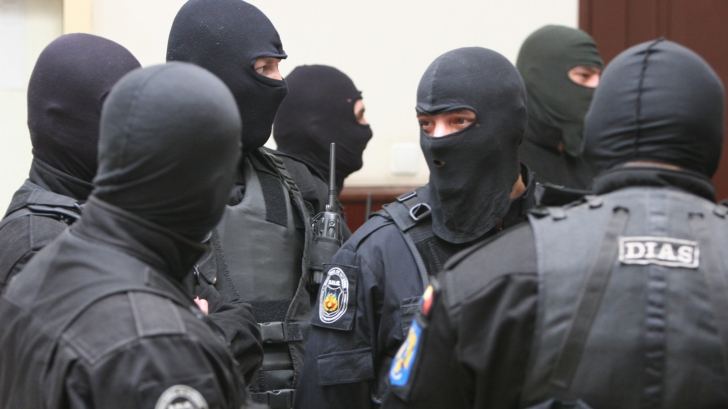 Percheziții de amploare ale DIICOT la traficanții de droguri! Infractorii acționau în Arad și Timiș