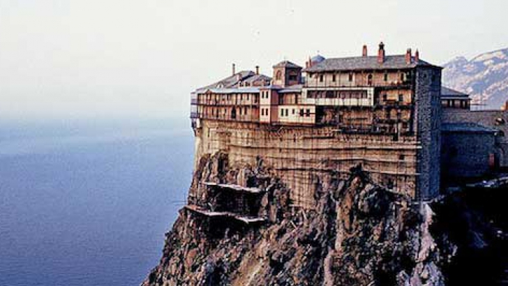Ce se întâmplă dacă o femeie urcă pe Muntele Athos sau intră în mănăstiri deschise doar bărbaților