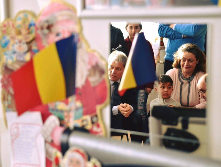 Cioloș, în vizită la o grădiniță: "Am întâlnit copii veseli. Mi-au dat energie cât pentru tot anul"
