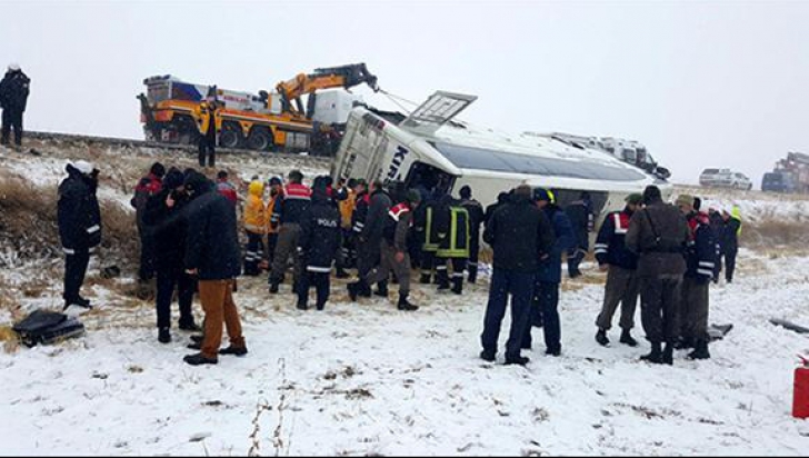 Autocar, răsturnat din cauza zăpezii. Cel puțin 9 morți, 30 de răniți