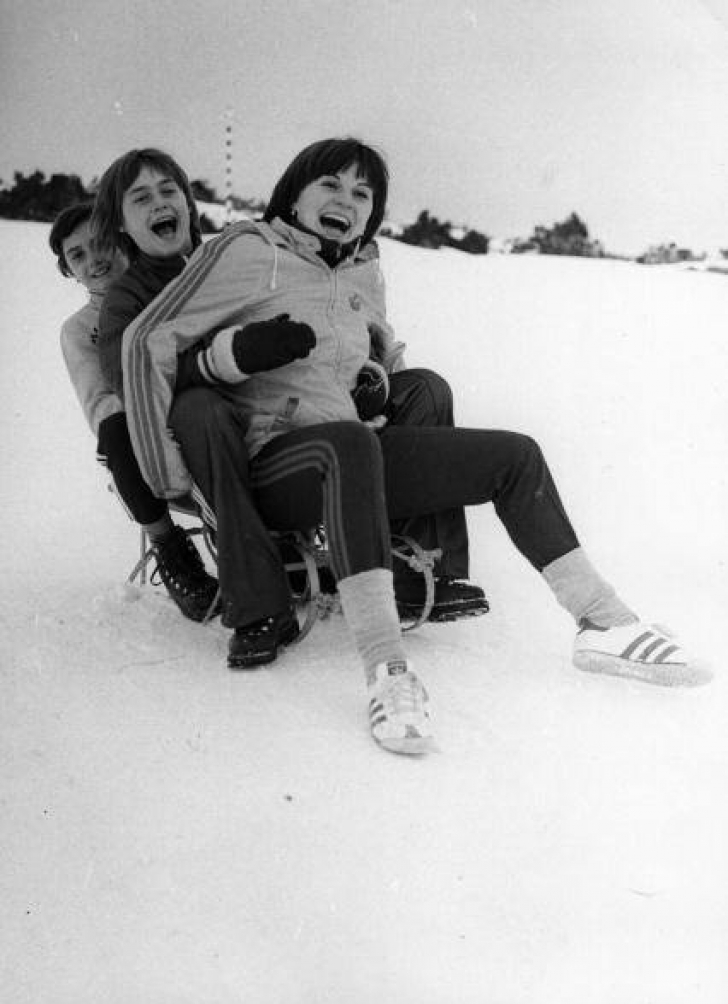 Poză inedită publicată de Nadia Comăneci: la săniuş, în 1977, alături de alte două mari gimnaste