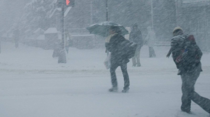 Suceava: 9 localităţi fără energie electrică şi drumuri blocate din cauza vântului şi a zăpezii