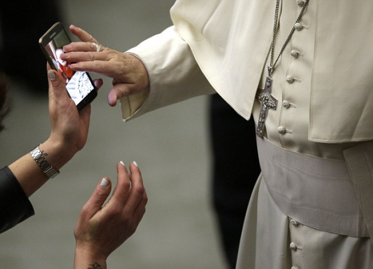 Papa Francisc şi un smartphone