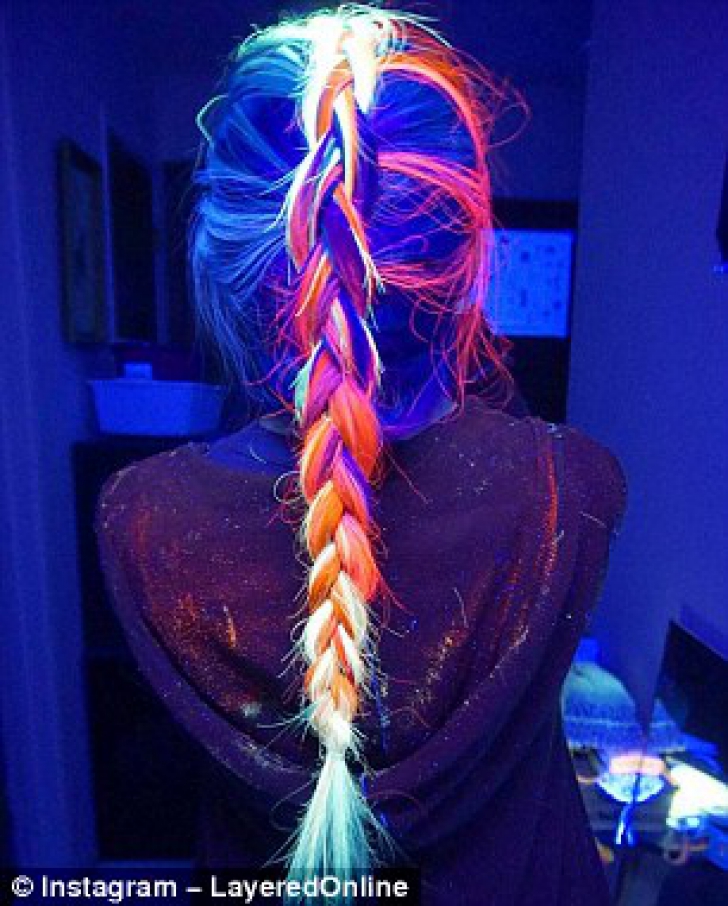 Trendul anului 2016. Părul în culorile curcubeului care luminează noaptea. Cum îl vopsești
