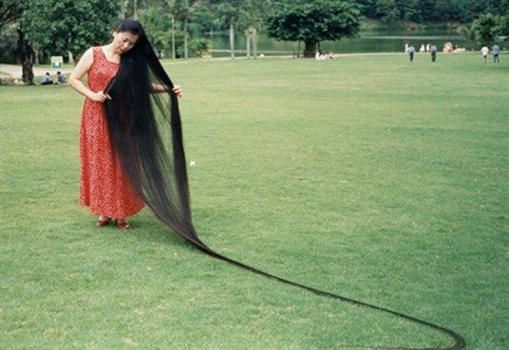 Aceasta este femeia cu cel mai lung păr din lume. Cât măsoară podoaba sa capilară